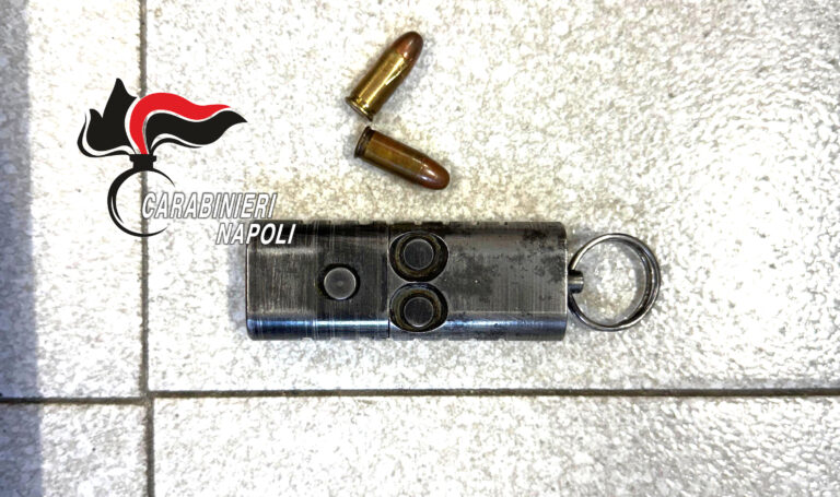 Nascondeva una pistola portachiavi: scatta l’arresto