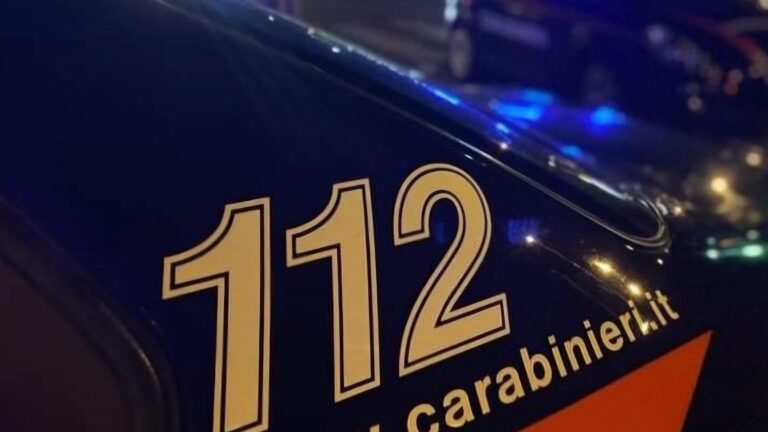 Evade dai domiciliari e danneggia due portoni e due auto con una spranga