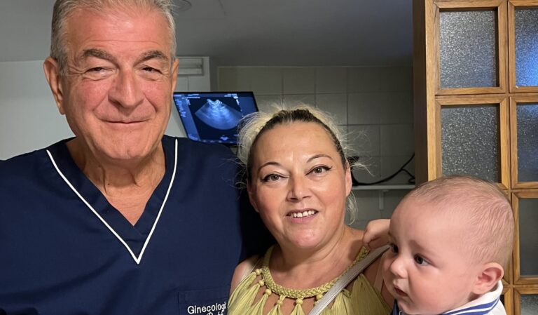 Finalmente mamma a 48 anni dopo 10 anni di attesa e 2 tagli cesarei