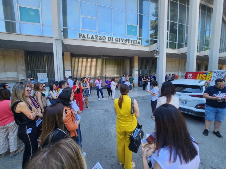 FOTO/ Tribunale, la protesta dei precari della Giustizia: vogliamo stabilizzazione e dignità
