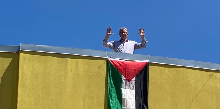La bandiera palestinese sulla facciata del Comune: il sindaco Addeo “si schiera” per Gaza