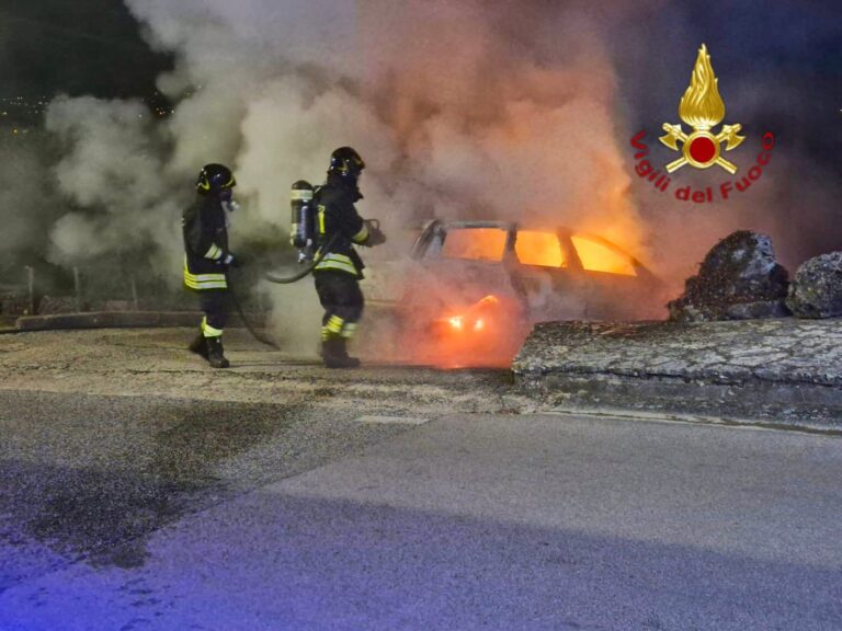 Montemiletto, auto in fiamme nella notte: intervento dei Vigili del Fuoco