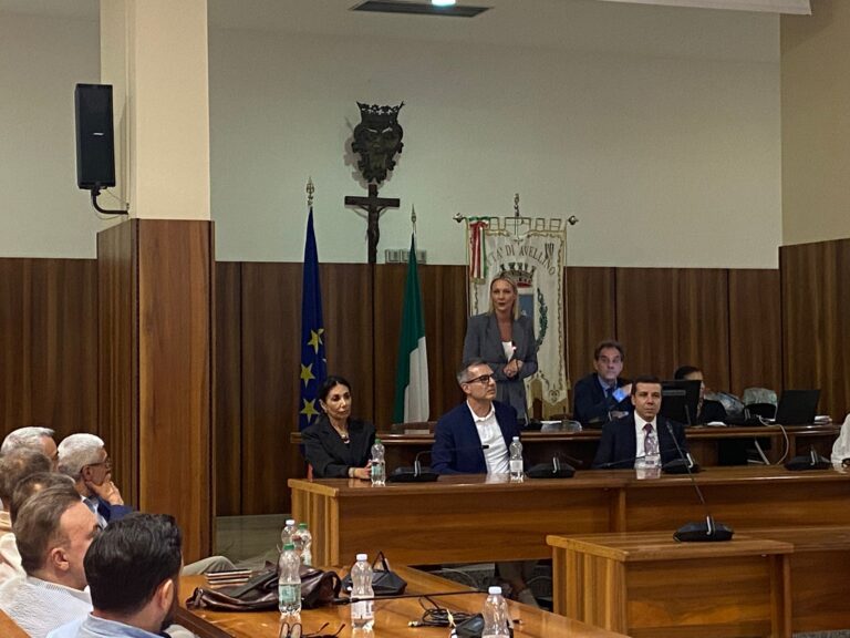 Avellino, fine corsa per la sindaca Nargi: le reazioni dei partiti
