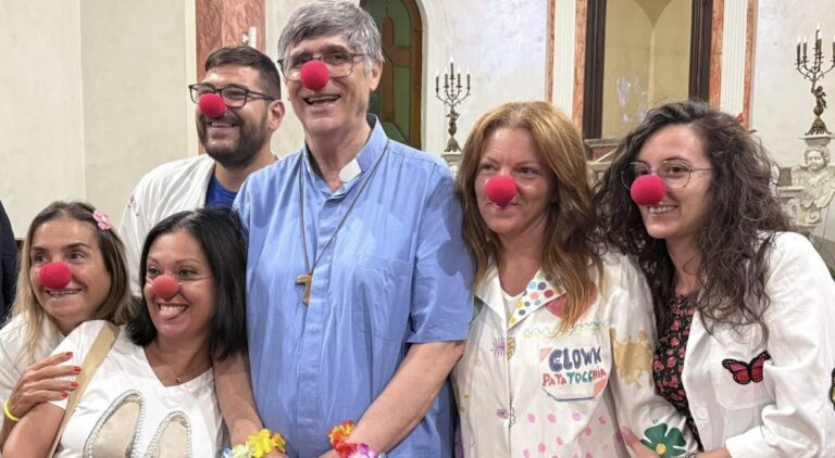 Cesinali, Don Patriciello e la foto con i volontari della Clownterapia