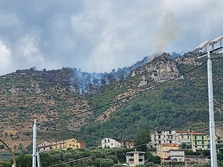 Vallo Lauro nella morsa degli incendi, roghi a Taurano e Moschiano: canadair in azione
