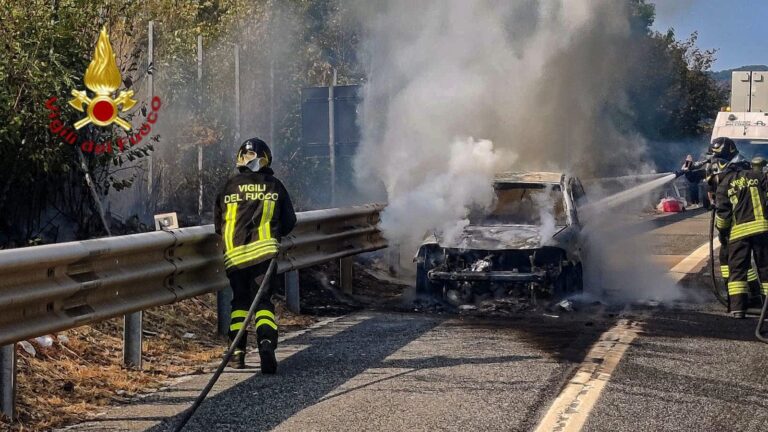 Auto prende fuoco sull’A16: intervento dei Vigili del Fuoco
