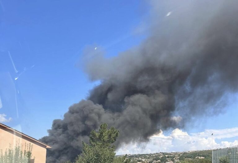 Fiamme ad un capannone con balle di fieno e attrezzi: Vigili del Fuoco in azione