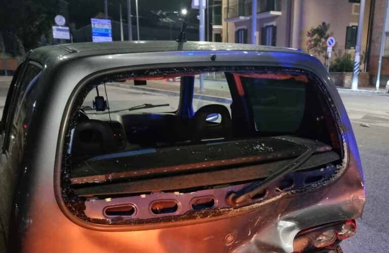 Auto ferma davanti al Tribunale centrata da una vettura: occupanti feriti, uno in Ospedale