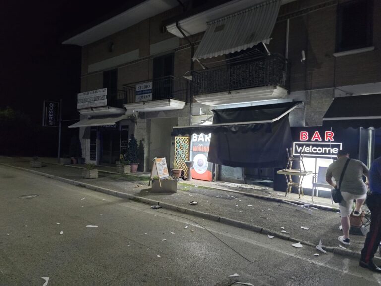 Bomba carta contro un bar  ad Arcella: indagano i Carabinieri