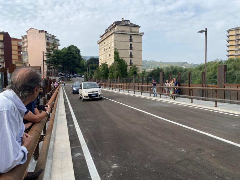 VIDEO/ Ponte della Ferriera di nuovo percorribile alle auto. Perrotta: “Un segnale di ripresa”