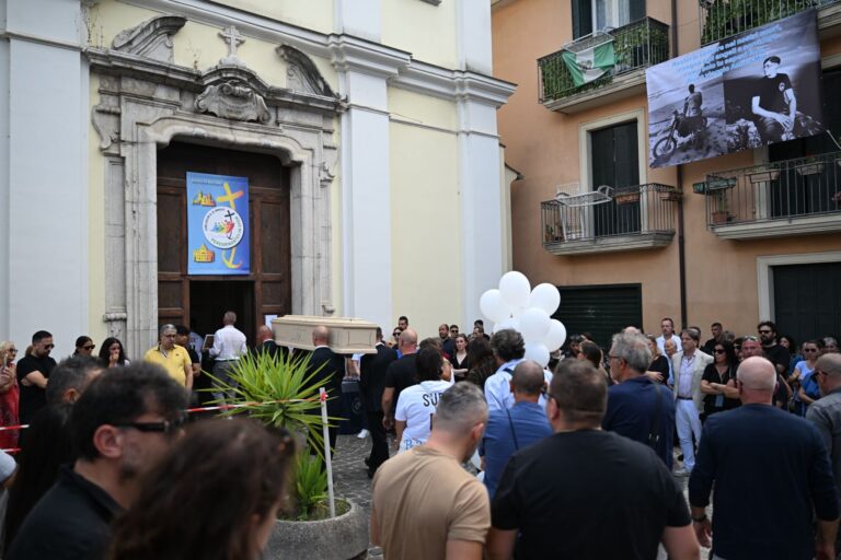 Valle in lacrime per Giosue’: amici in moto l’ultimo viaggio del ventenne