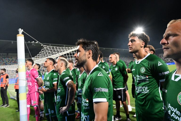 Avellino, esordio in B amaro: allo “Stirpe” vince il Frosinone 2 a 0