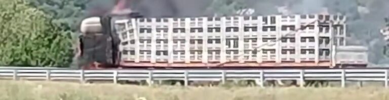 Tir carico di pomodori in fiamme all’uscita dell’Autostrada