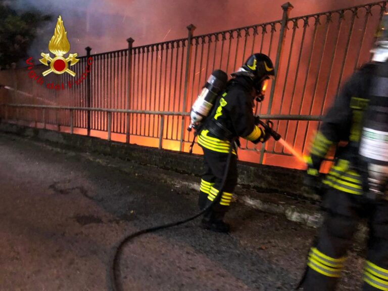Atripalda, in fiamme una baracca: l’intervento dei Vigili del Fuoco
