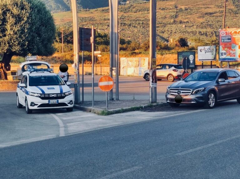 Avella, raffica di ritiri di patenti per l’uso del cellulare alla guida