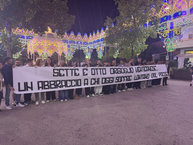 Venticano, la festa patronale si chiude con emozione: lo striscione dei ragazzi commuove la piazza