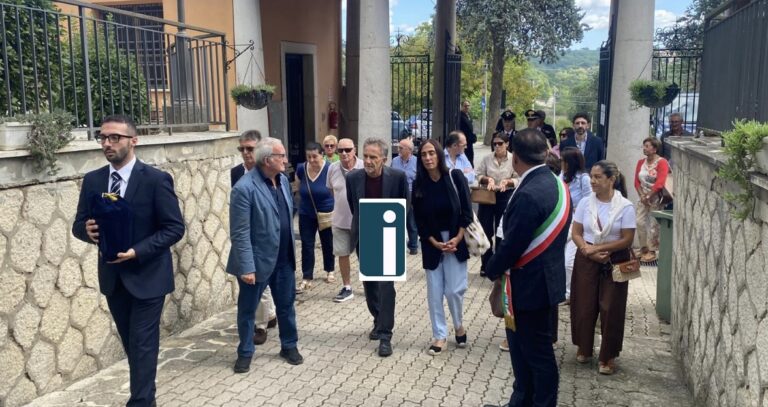 VIDEO/ Mirabella accoglie le ceneri di Emilio Fede, la figlia Sveva: “Contenti di rispettare le sue volontà”