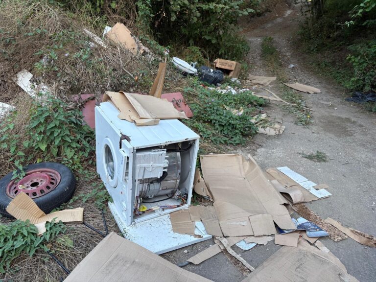 Taurano-Monteforte, spuntano nuove mini discariche: lavatrice e bidet tra i rifiuti