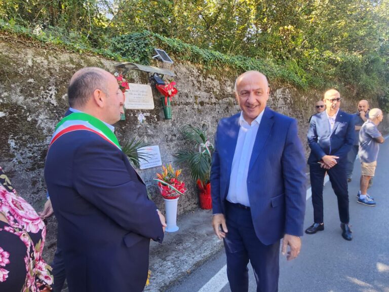 FOTO/ La targa della vittima della camorra torna al suo posto grazie a Polizia e Comune