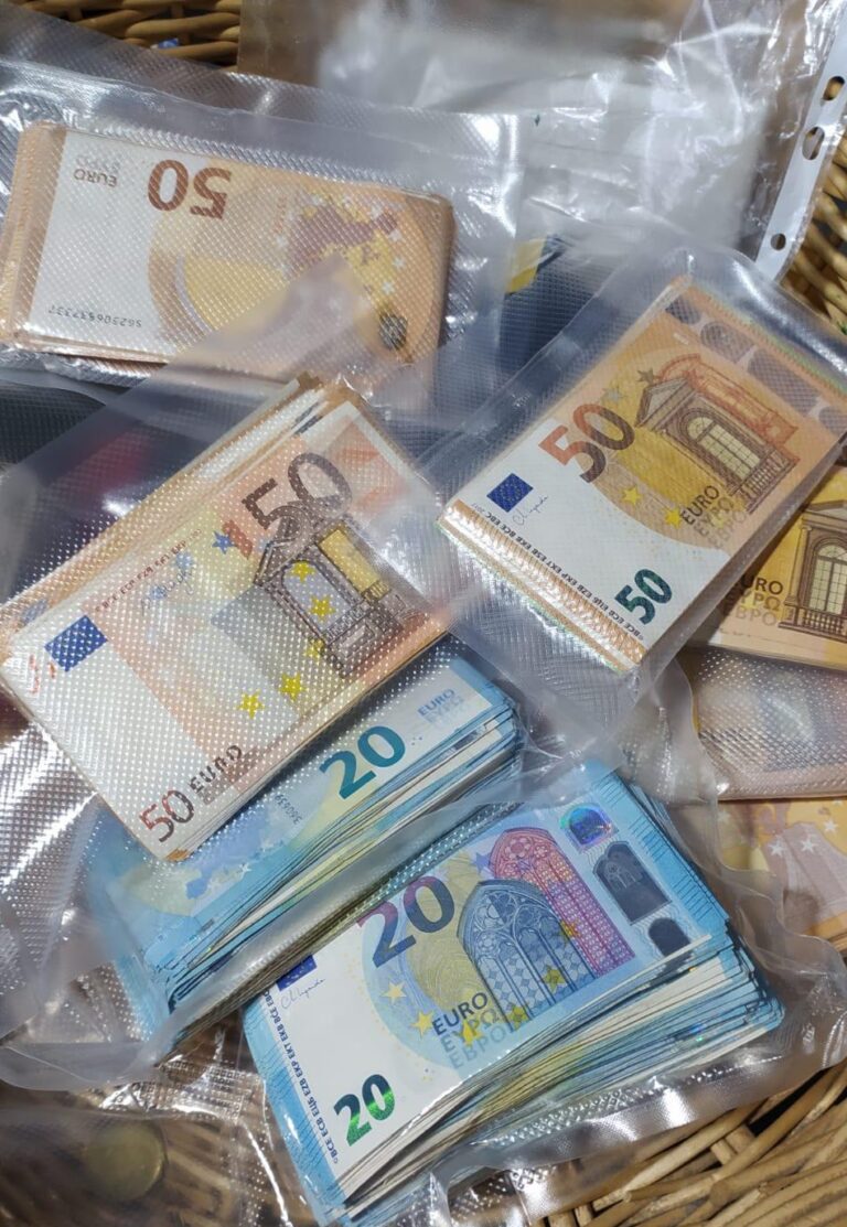 Corruzione sugli appalti alla Provincia: scovati 95mila euro nascosti sotto vuoto