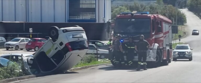 Pianodardine, perde il controllo dell’auto e si ribalta: sul posto i Vigili del Fuoco