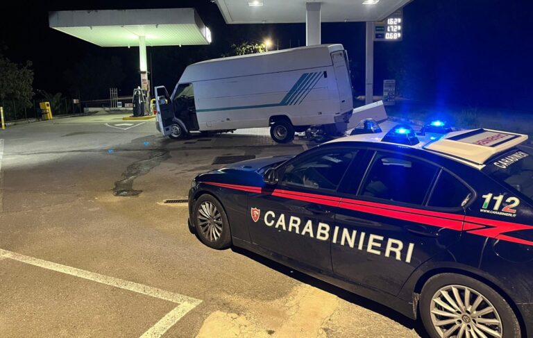 Raid con furgone contro il distributore: messi in fuga dai Carabinieri