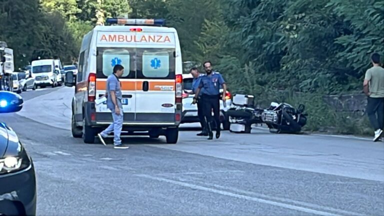 Incidente stradale lungo via Nazionale delle Puglie, coinvolto un motociclo