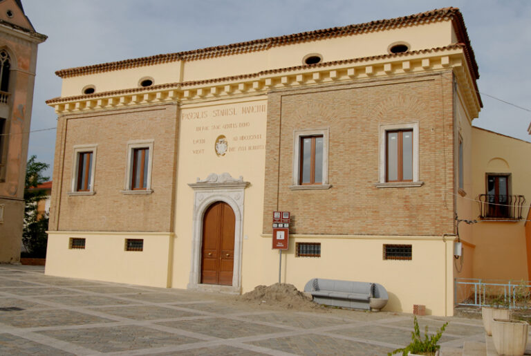 Trasporto scolastico, la minoranza di Castel Baronia chiede chiarezza: incontro pubblico con le autorità competenti