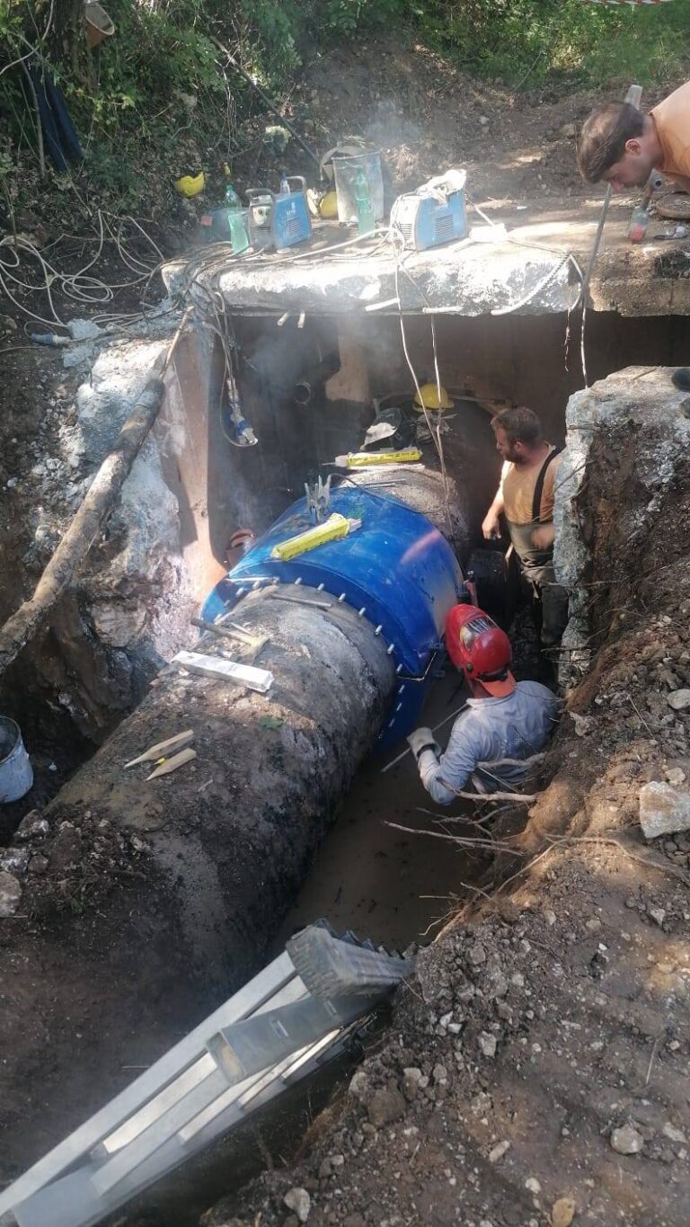 Guasto a Cassano Irpino: Alto Calore pubblica le foto dei tecnici al lavoro