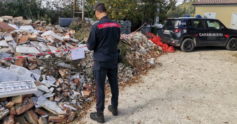 Deposito incontrollato di rifiuti in area vincolata, denunciata una persona