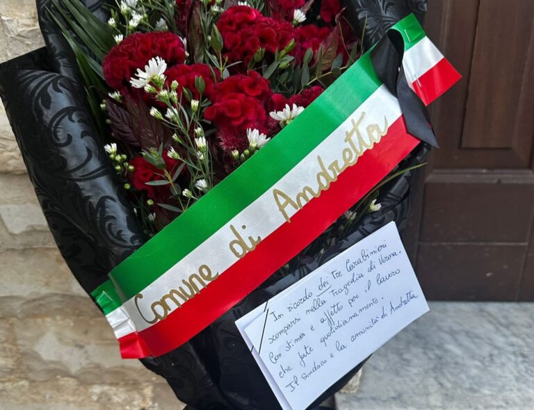 Tragedia di Verona, mazzo di fiori alla Stazione dell’Arma: il gesto del sindaco di Andretta