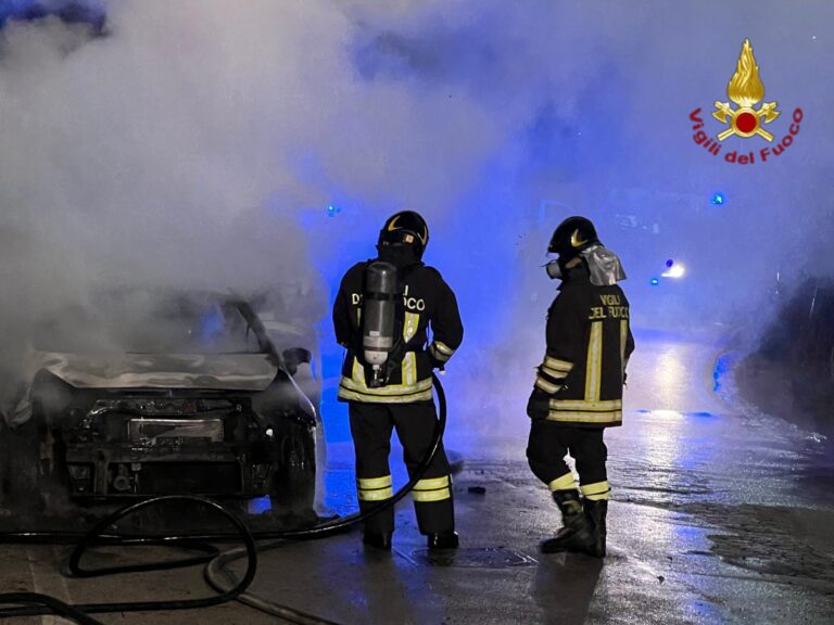 Solofra, due auto in fiamme in Via San Andrea: sul posto Carabinieri e Vigili del Fuoco