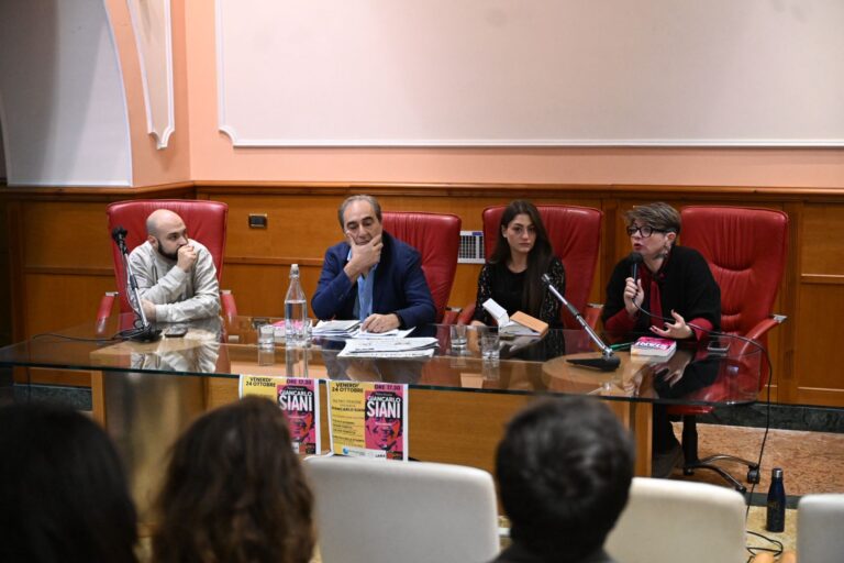 Perone presenta il libro su Siani: la terra nemica sempre in agguato contro chi cerca la verità