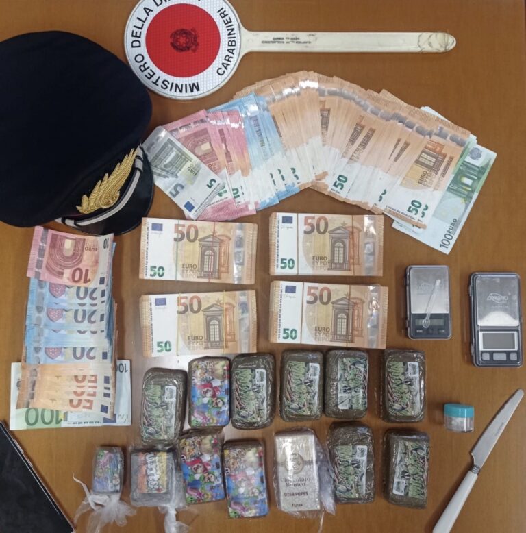Benevento, 32enne arrestato con oltre un chilo di hashish, cocaina e quasi 27mila euro in contanti