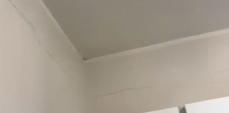 Crepe nei muri ad Arcella dopo la scossa di ieri sera: il sindaco Aquino pubblica un video sui social