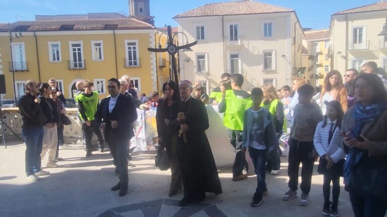 Il vescovo Aiello: scuola grande lezione di umanità, raddoppierei gli stipendi ai docenti