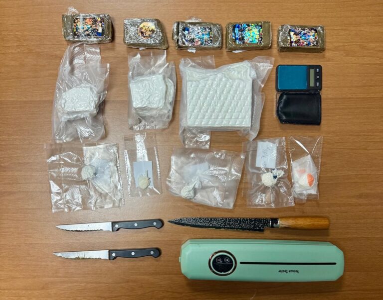 Blitz antidroga a San Tommaso, la Mobile sequestra anche due telefoni al 22enne pusher