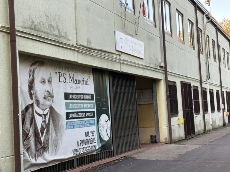 Infiltrazioni e muffa a scuola: a via Ferrante scioperano gli studenti del “Mancini”