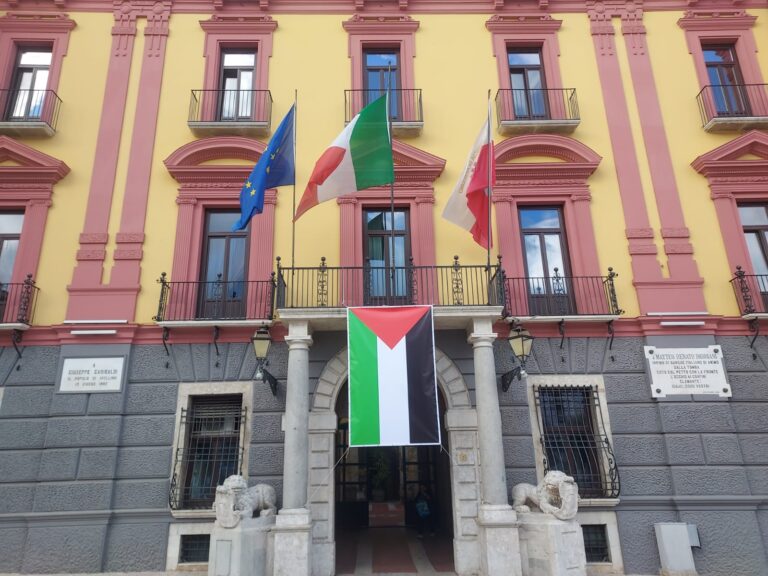 La bandiera della Palestina sulla facciata di Palazzo Caracciolo