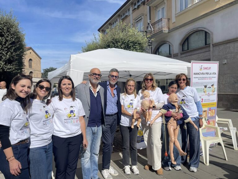 Manovre salvavita in piazza: come intervenire in caso di soffocamento nei bambini