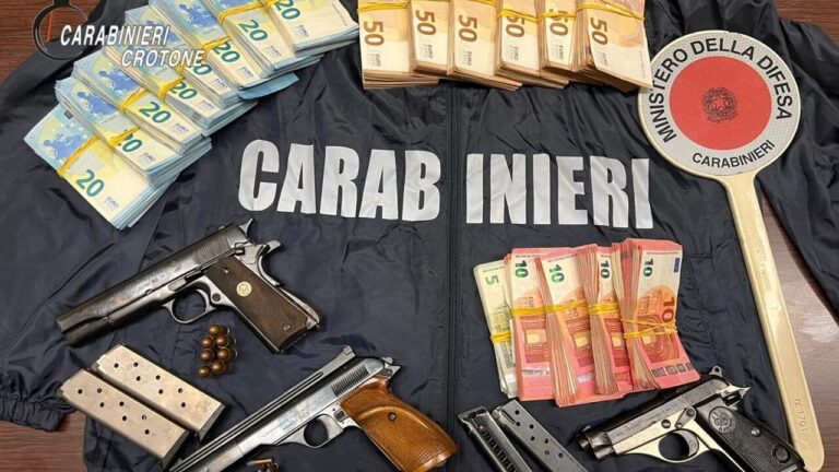 Armi e soldi in auto: la Procura chiede il giudizio immediato per i due arrestati a Crotone
