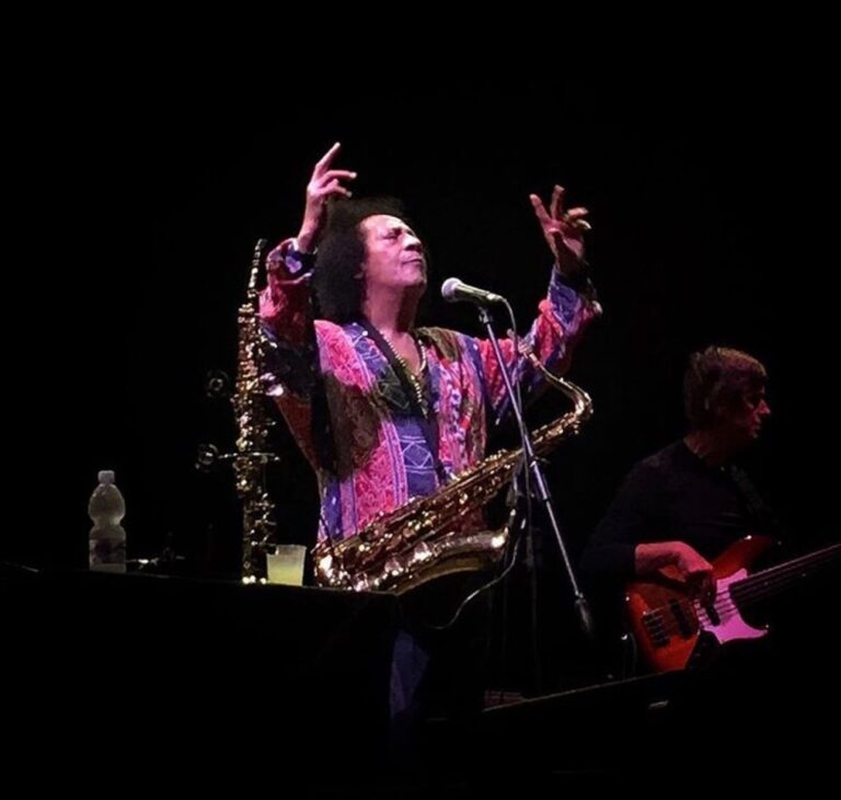 L’ultimo sax di James Senese: folla commossa ai funerali del maestro del Neapolitan Power