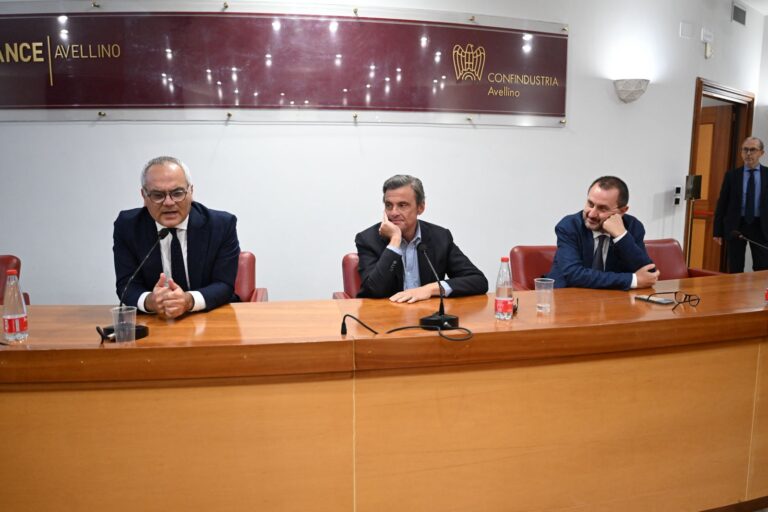 VIDEO/ Calenda ad Avellino: “Se fossi un elettore voterei scheda bianca”