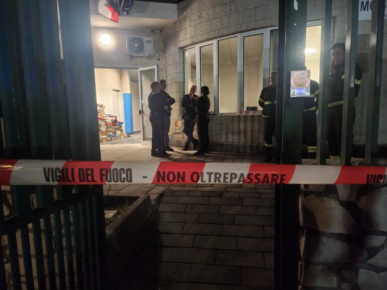 Raid incendiario al Comune, le immagini, l’acquisto di benzina e la confessione