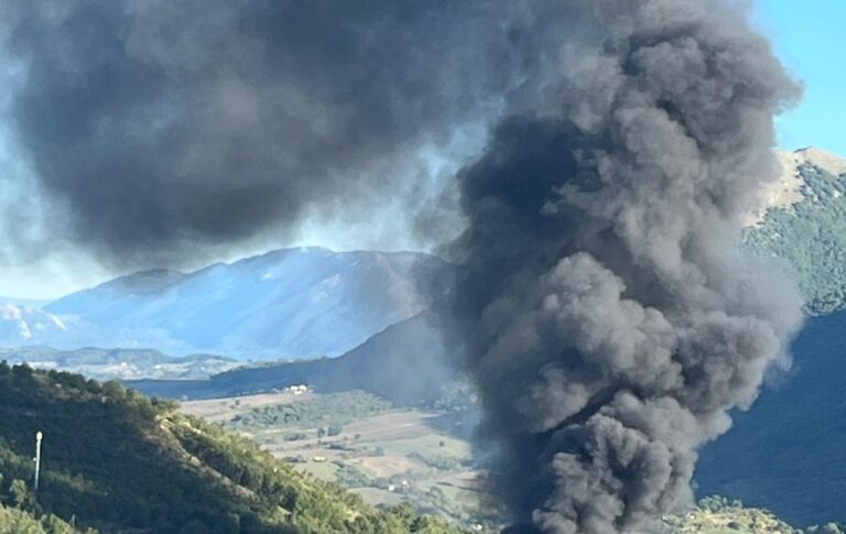 Nusco, sette mezzi pesanti in fiamme in un deposito: paura in Contrada Leone