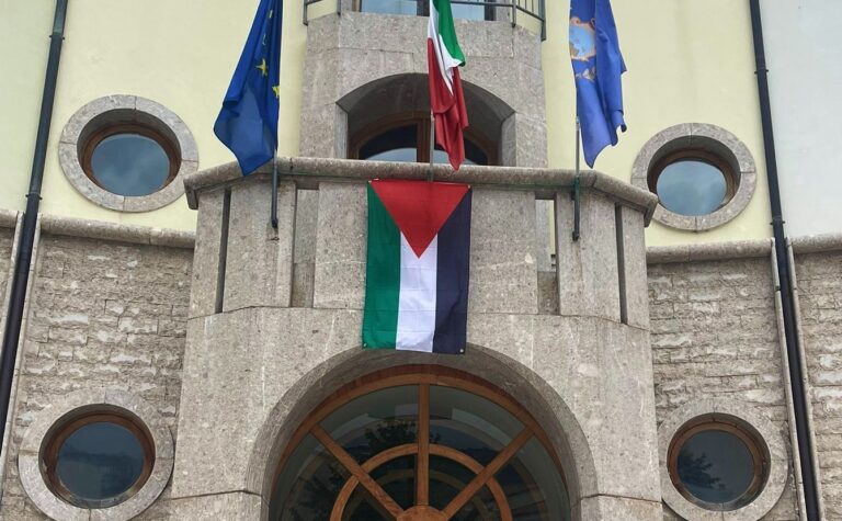 Dopo Palazzo Caracciolo bandiera della Palestina anche sul Comune di Montella