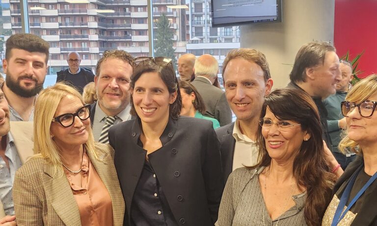 Il lungo abbraccio della comunità irpina a Elly Schlein: “Continuiamo a governare bene la Campania”