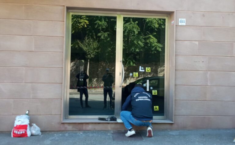Cinque colpi di pistola contro la vetrata di un autonoleggio a Via Tedesco: indaga la Polizia