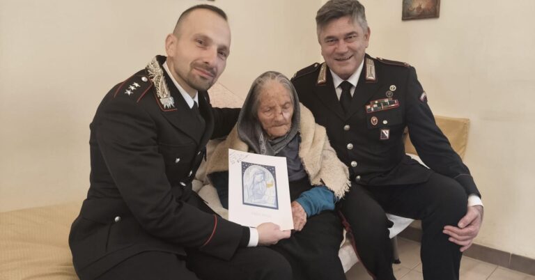 Sturno, i Carabinieri festeggiano la donna più longeva d’Italia