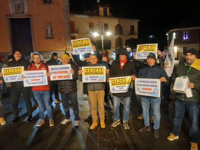 A Solofra il sit-in “Non ce la beviamo” per difendere il diritto all’acqua